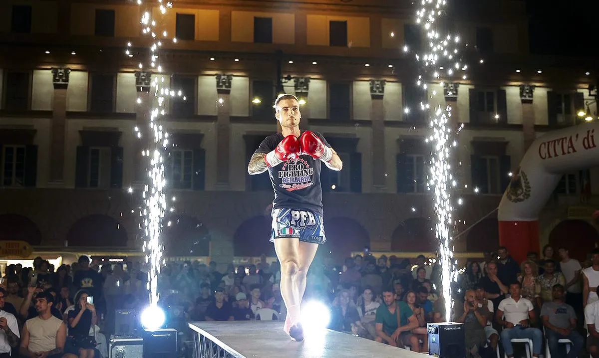 Entrata atleta sul ring da combattimento su passerella con fiamme Galleria • Combat Camp Cesenatico