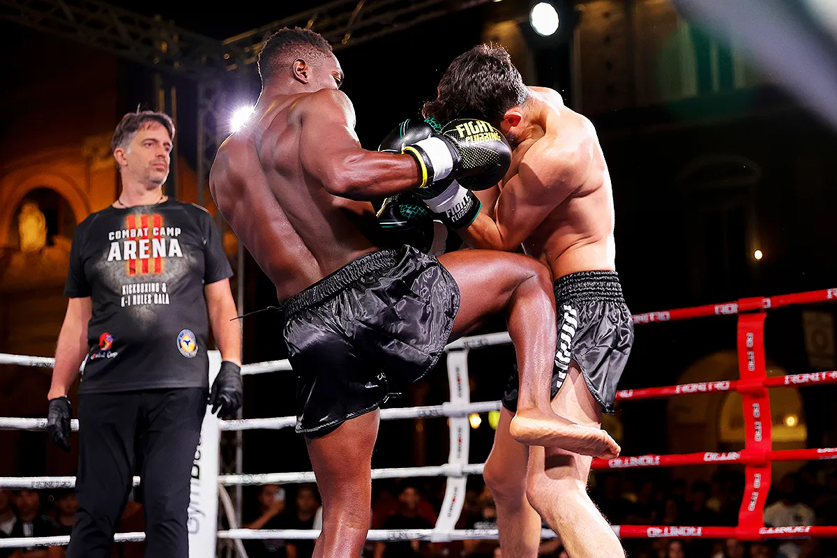 Match di kickboxing con ginocchiata Galleria • Combat Camp Cesenatico