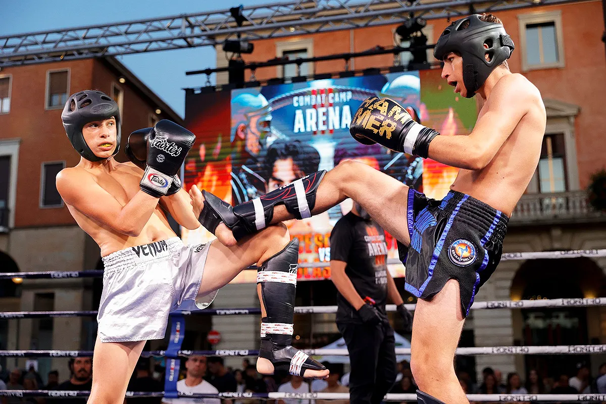 Atleti dilettanti di kickboxing che combattono Galleria • Combat Camp Cesenatico